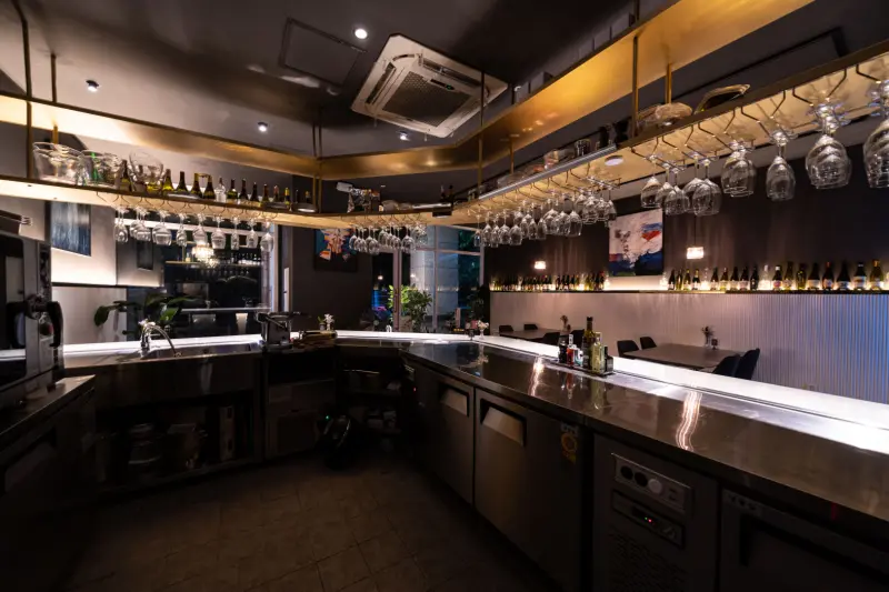 효율과 미학을 갖춘 오픈 키친 레스토랑 주방